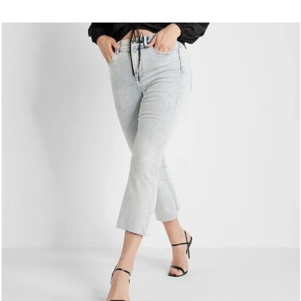Express High Waisted Light Wash Women Jeans
New without tags / Unworn
